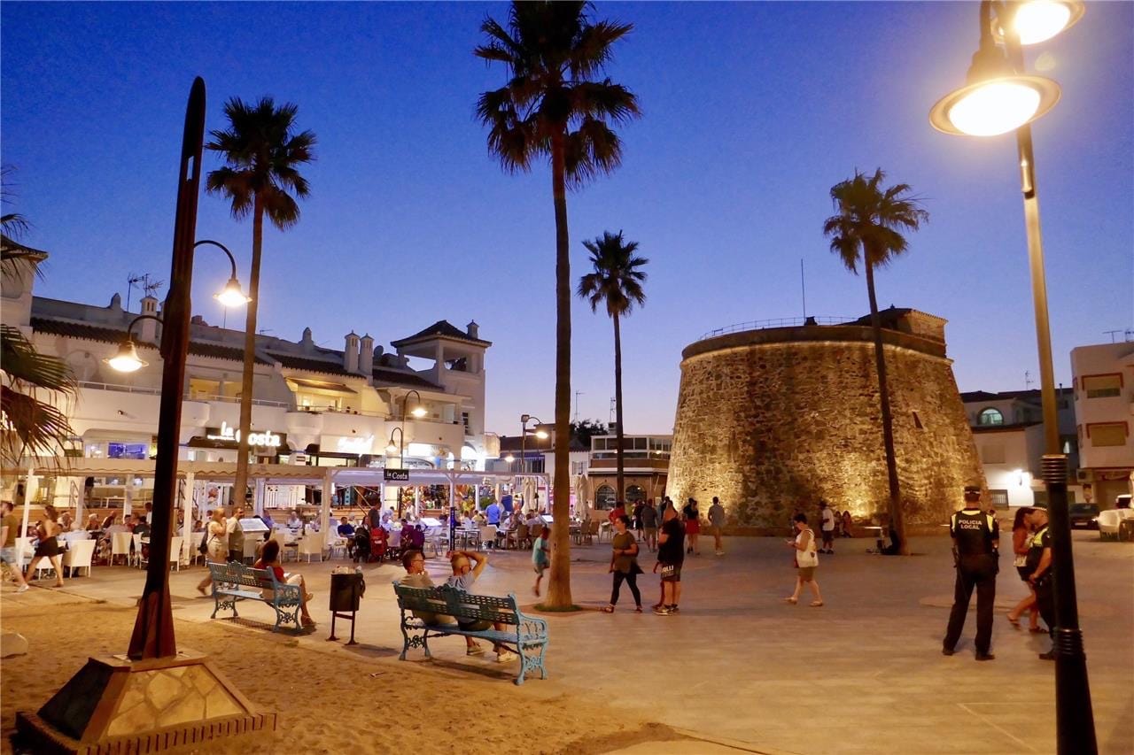 Torre de la Batería o Torreón and beach bij night La Cala de Mijas